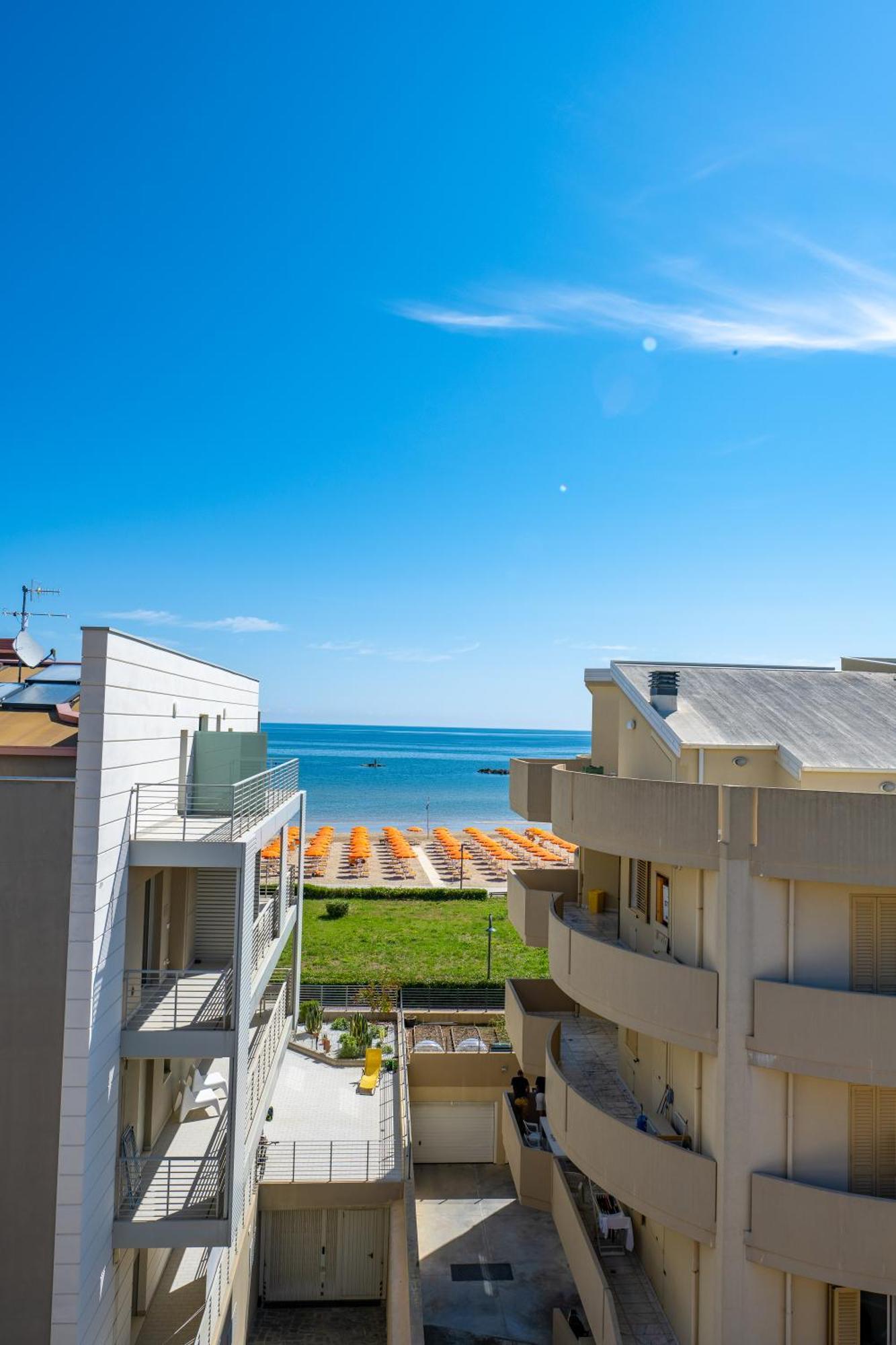 Di Matteo Hotel Roseto Degli Abruzzi Exteriör bild