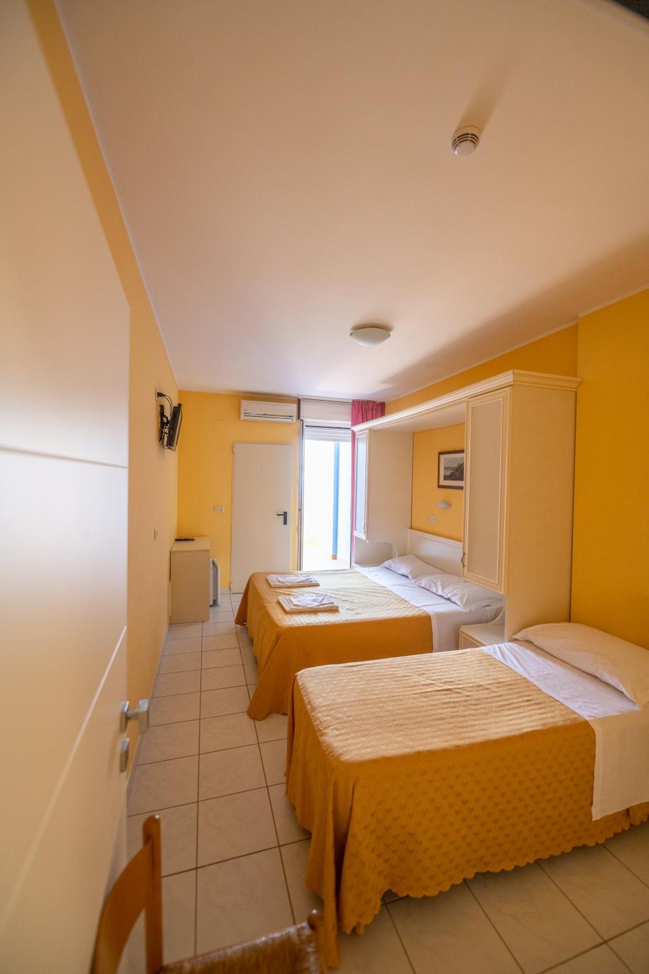 Di Matteo Hotel Roseto Degli Abruzzi Exteriör bild
