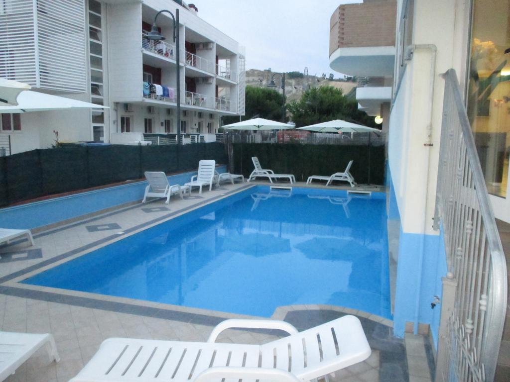 Di Matteo Hotel Roseto Degli Abruzzi Exteriör bild